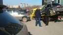 Эвакуатор с автомобилем увяз в провалившемся асфальте в центре Новосибирска