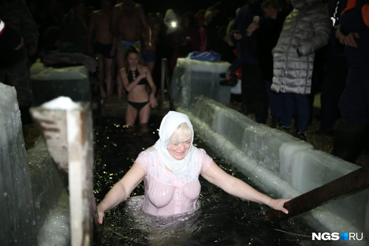 женщины в проруби купаются голыми фото 81