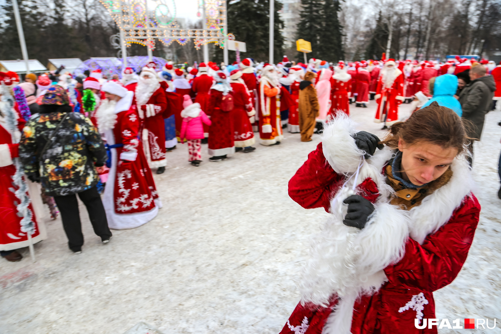 Уфа 2019 год. Парад дедов Морозов Уфа 2020. Парад дедов Морозов Химки 2020. Парад дедов Морозов и снегурочек Уфа. Шествие дедов Морозов Уфа 2020.