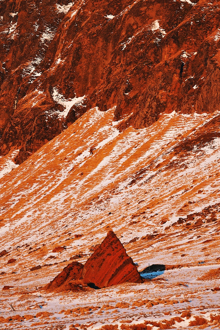 Этот снимок сделан в южной части Исландии, когда группа двигалась от ледника в сторону Рейкьявика. Красный цвет весьма распространён среди местных пород и обусловлен содержанием в них железа