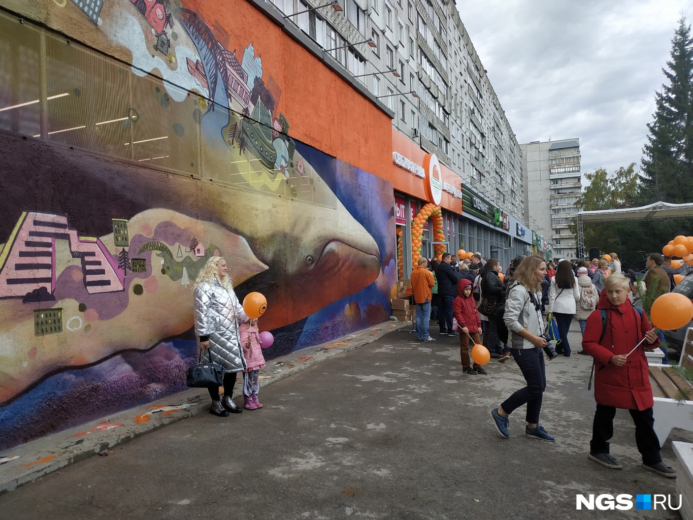 Стену нового магазина украшает граффити с огромным китом 