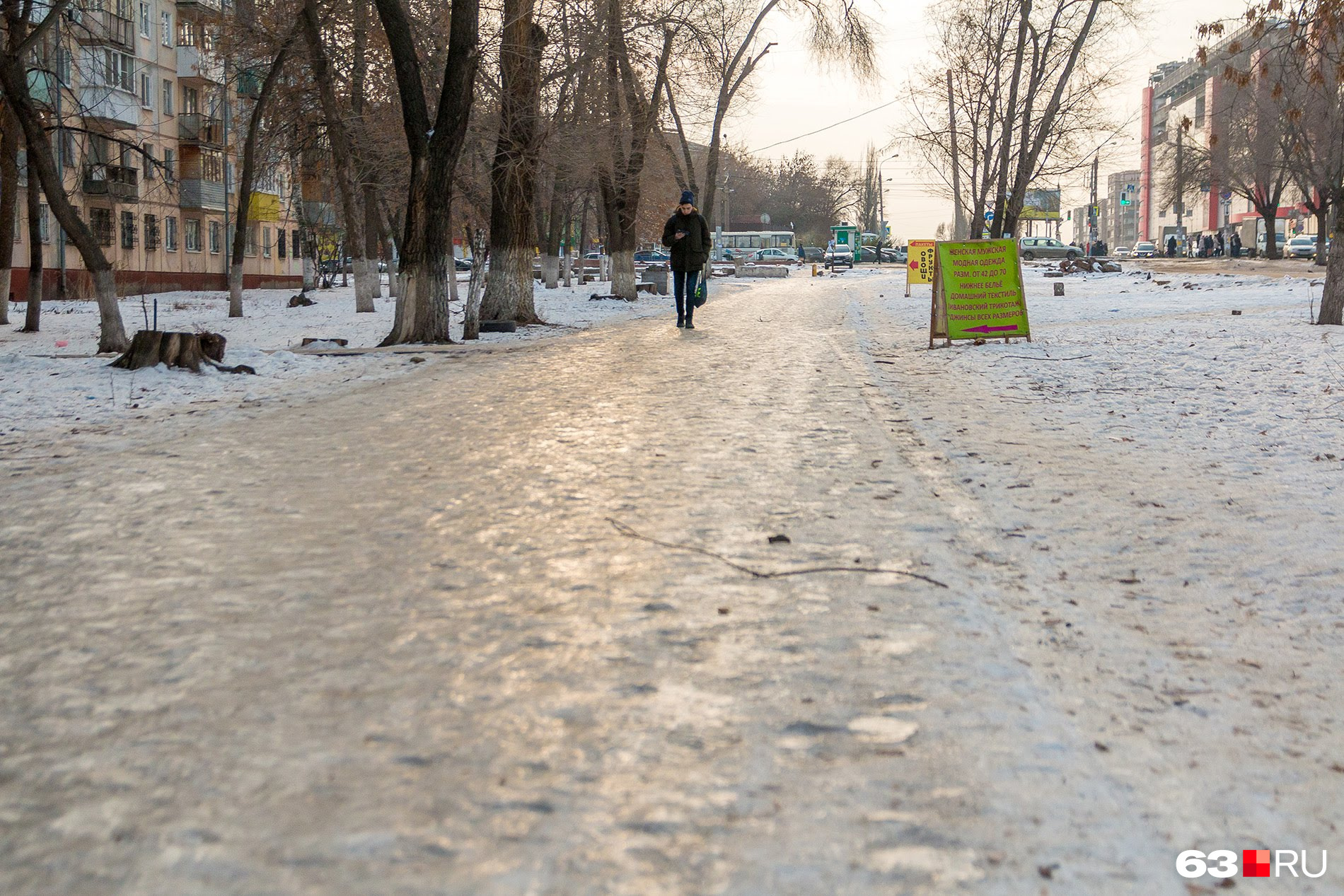 Тротуар вдоль улицы Авроры (на месте бывшего продуктового рынка)