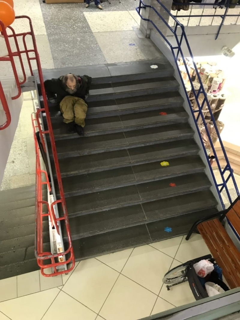 Здесь даже пандуса нет Здесь даже пандуса нет