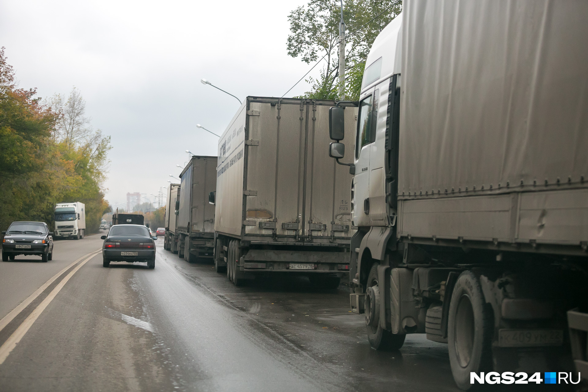 Такую картину на Семафорной водители наблюдают периодически Такую картину на Семафорной водители наблюдают периодически