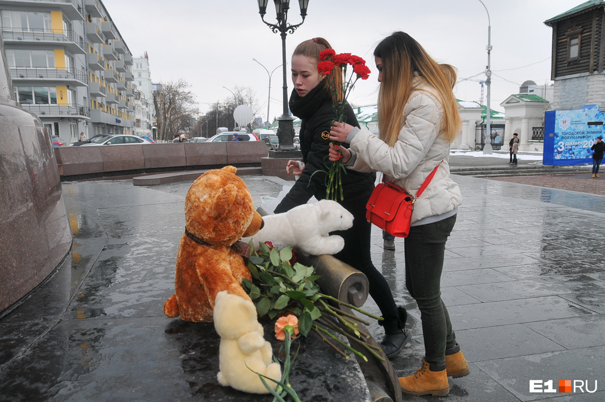 Екатеринбуржцы несли вчера на акцию памяти цветы и игрушки. Самыми массовыми местами скорби стали фонтан «Каменный цветок» и площадь Труда 