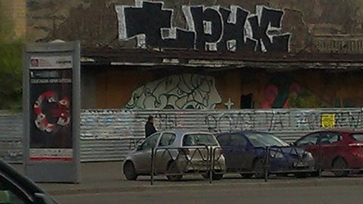 Легендарную мозаику на «Родине» изуродовали уличными граффити