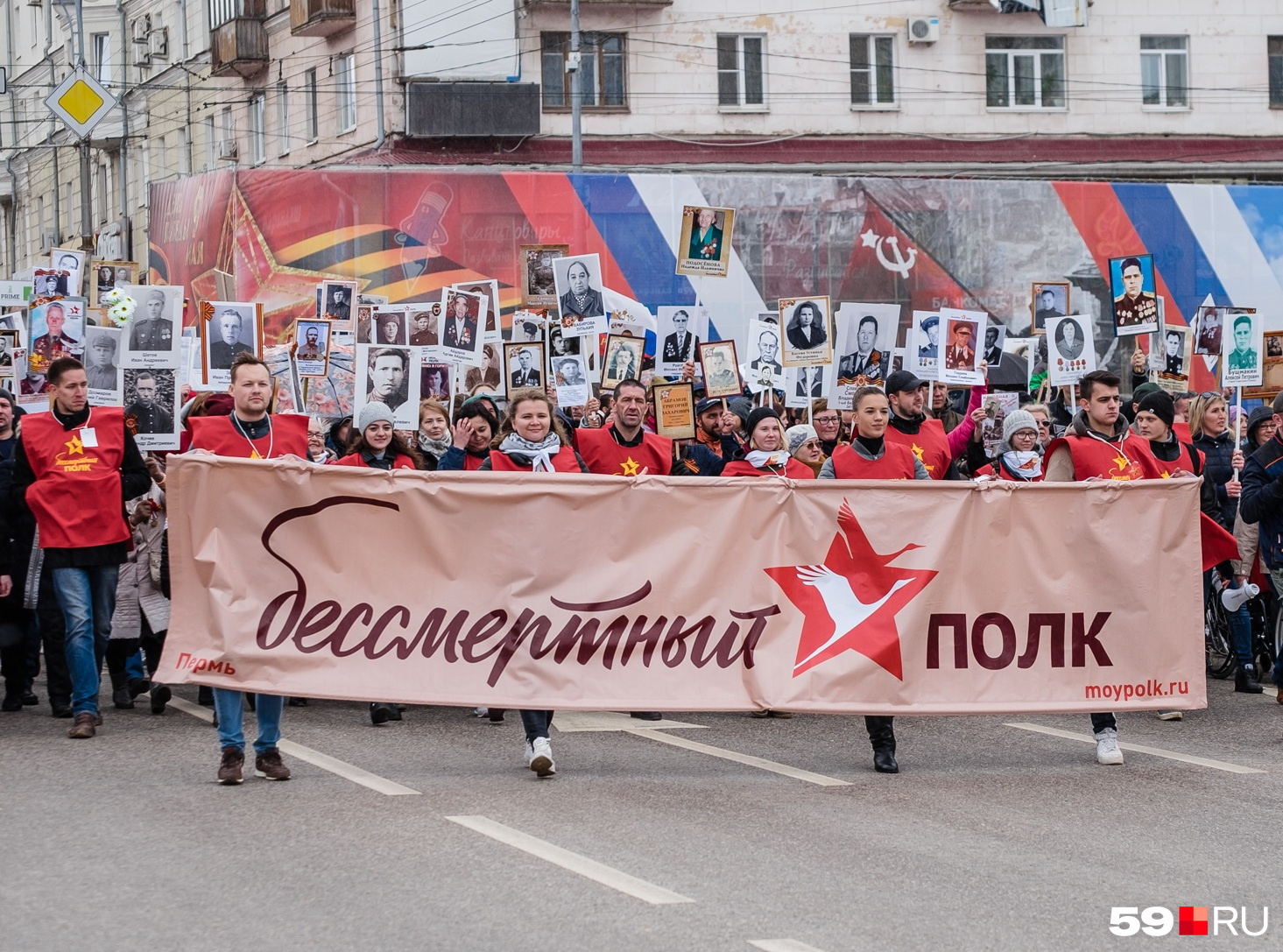 Как всегда в 11:00 по Октябрьской площади пройдут дети и внуки солдат войны и труженников тыла — тех, кто воевал за Победу и работал для ее приближения Как всегда в 11:00 по Октябрьской площади пройдут дети и внуки солдат войны и труженников тыла — тех, кто воевал за Победу и работал для ее приближения