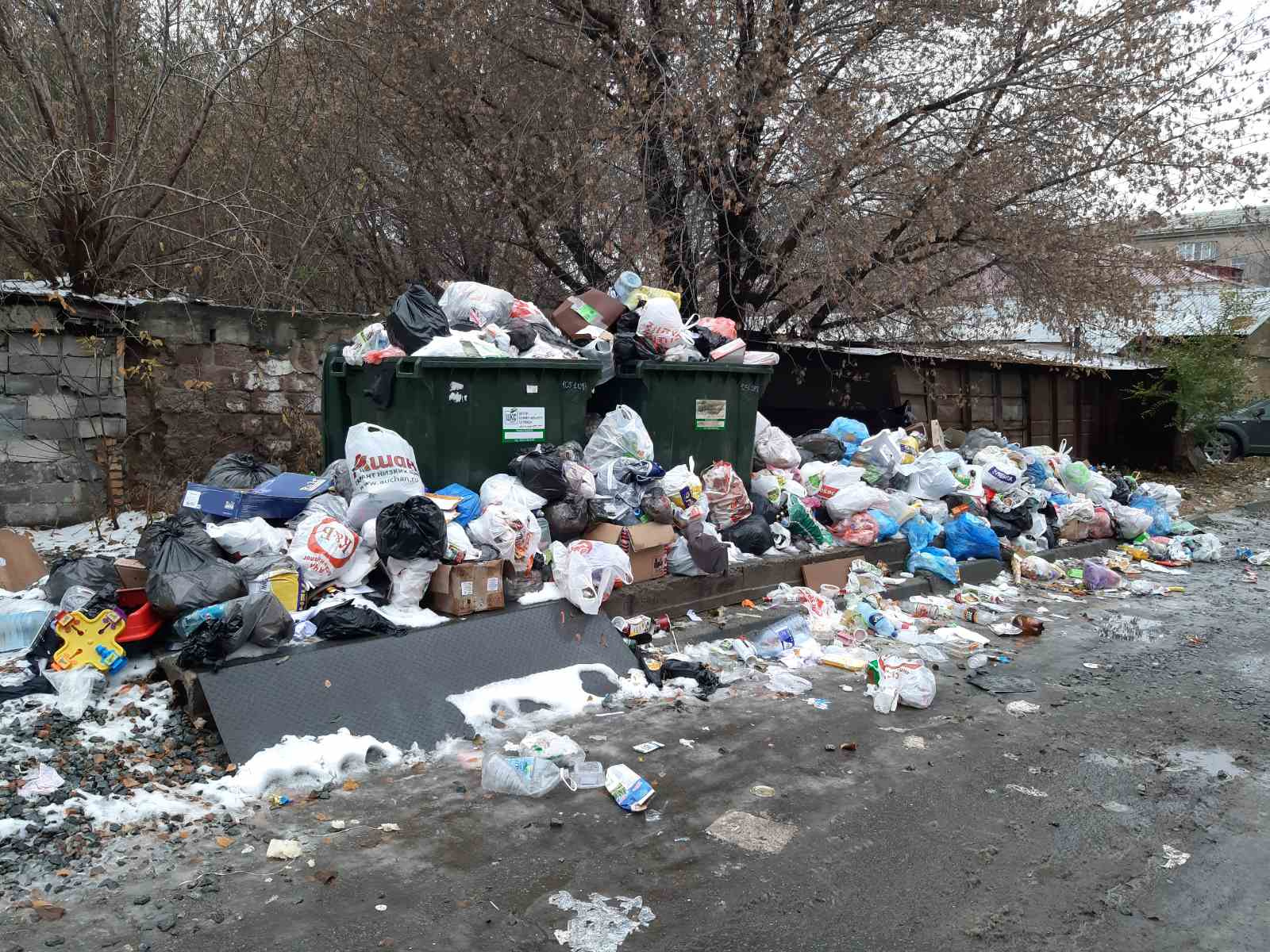 А это мусорка на Рождественского, 7б