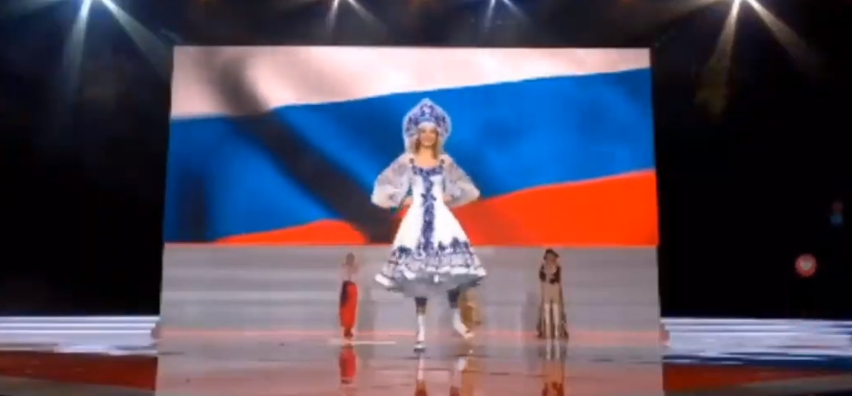 Алина станцевала в русском наряде и кокошнике