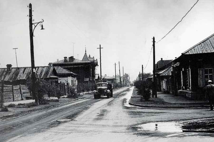 Перекрёсток улиц Вейнбаума и Ады Лебедевой. Фотография 1957 года