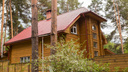 В лесу возле Мочищенского шоссе начали строить 6 гостиничных домиков