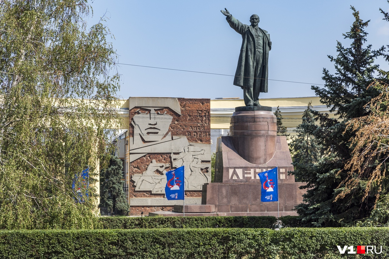 Ленин здесь появился гораздо позже, чем сама площадь Ленин здесь появился гораздо позже, чем сама площадь