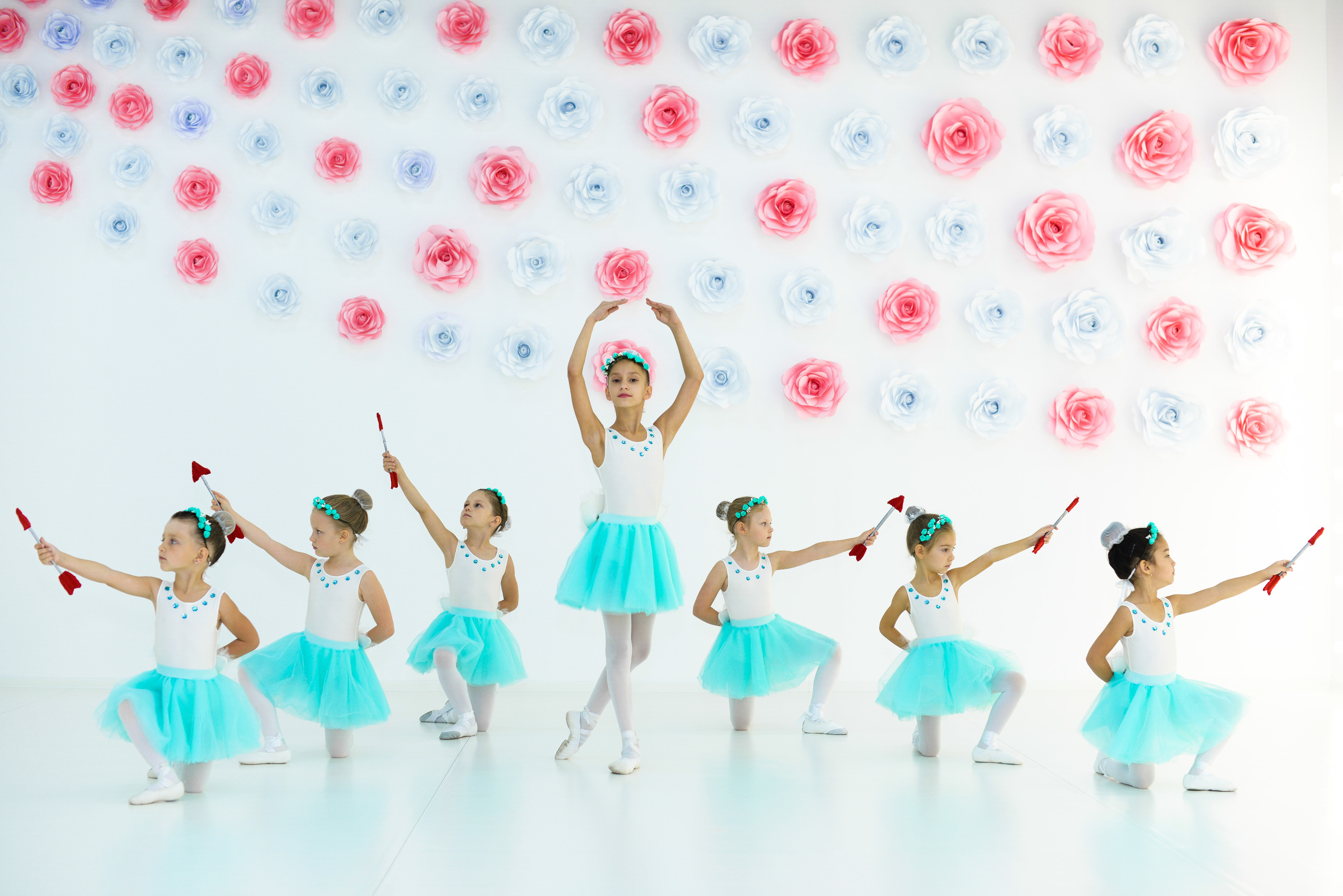 Гармония курск танцы фото с средней группы. Танец на выпускной в начальной школе. Танец 5 класс девочки. Коллектив современной хореографии айрис мытищи 10 лет видео. Детский балет на дому.