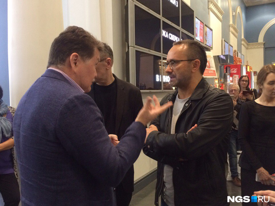 Андрей Звягинцев беседует с директором Новосибирской филармонии Бейбитом Мухамединым  