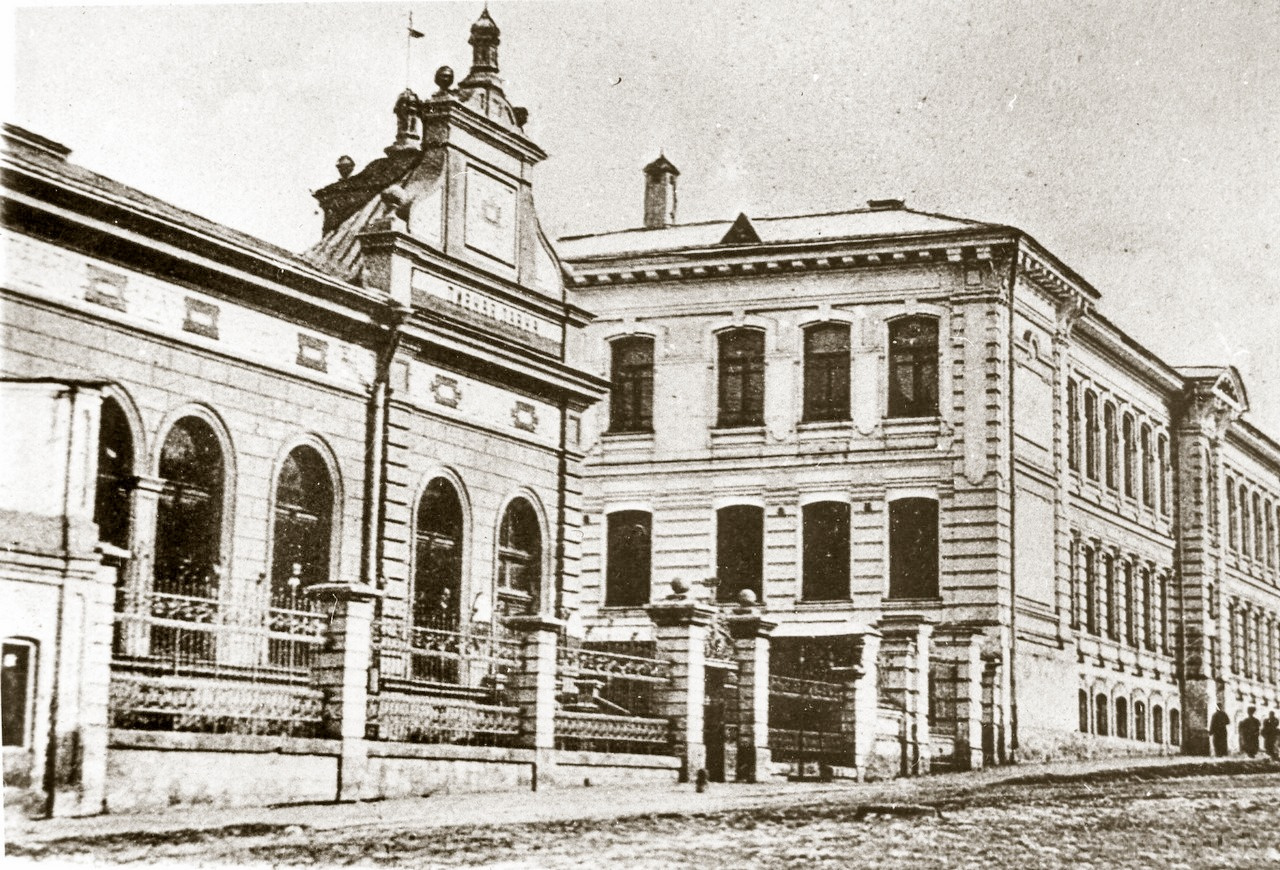 Слева кухмистерская (пивная) фон Вакано, за ней здание земской школы сельских учительниц, к которому в 1903 году сделали пристрой