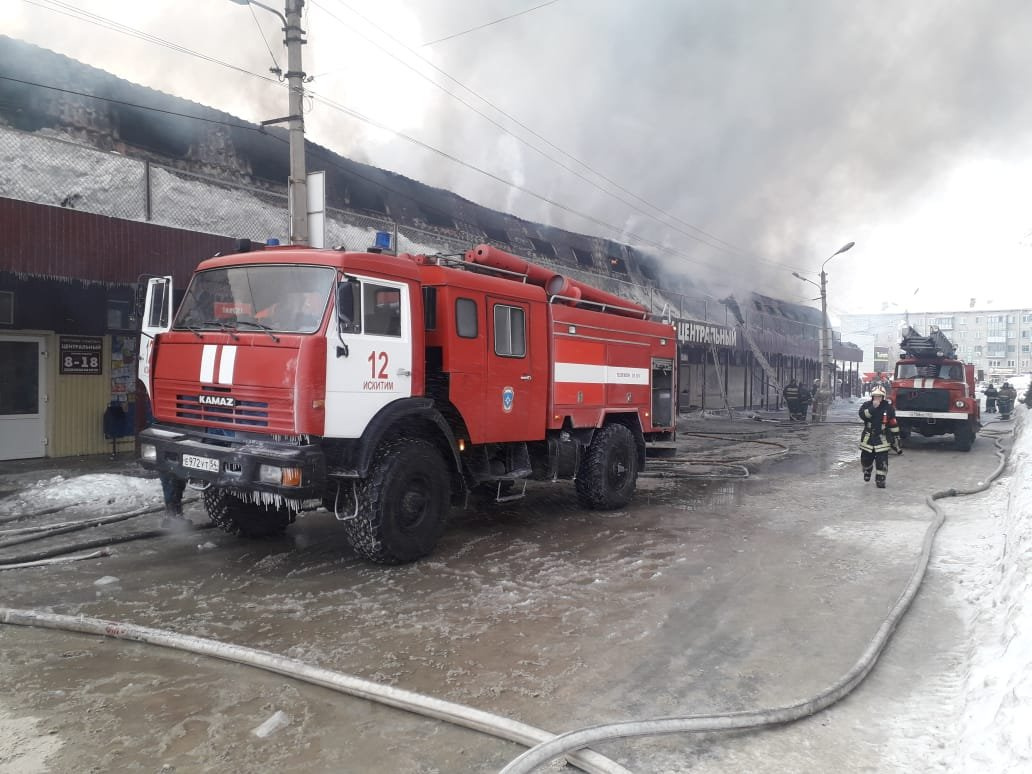 Полностью выгорели 3500 квадратных метров торгового комплекса Полностью выгорели 3500 квадратных метров торгового комплекса