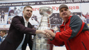 «Женька — народный любимец»: хоккеист Кузнецов показал челябинцам Кубок Стэнли