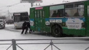 Прохожие сняли на видео, как пассажиры толкают забуксовавший троллейбус на площади Лыщинского