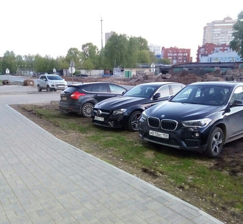 Парковка на улице Революции Парковка на улице Революции