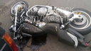 Сбитый блондинкой мотоциклист отлетел в припаркованную «Тойоту»