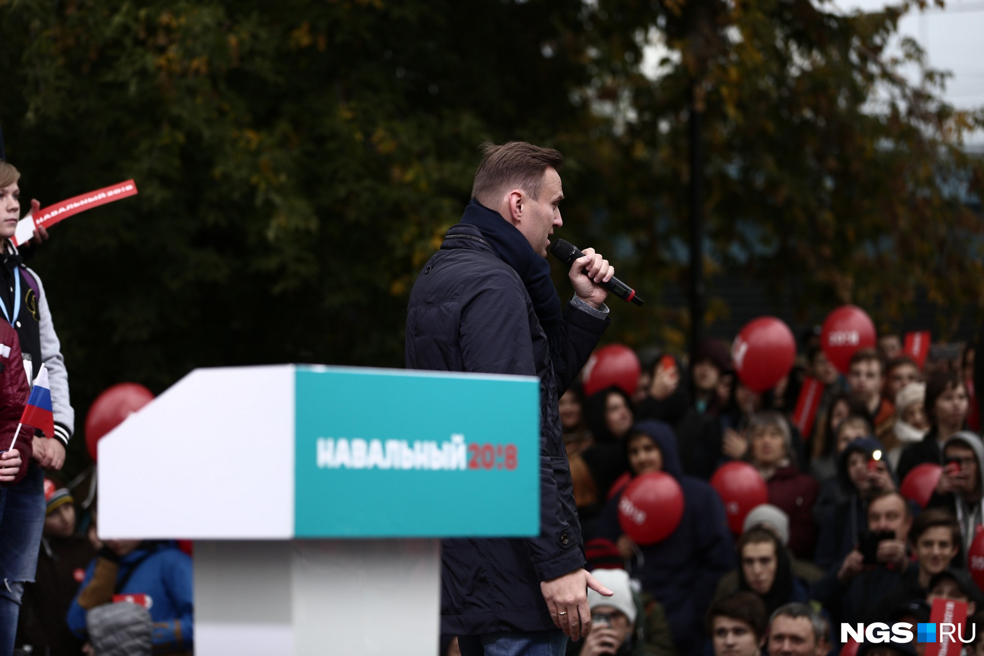 Навальный расхаживает по сцене. Фото Александра Ощепкова