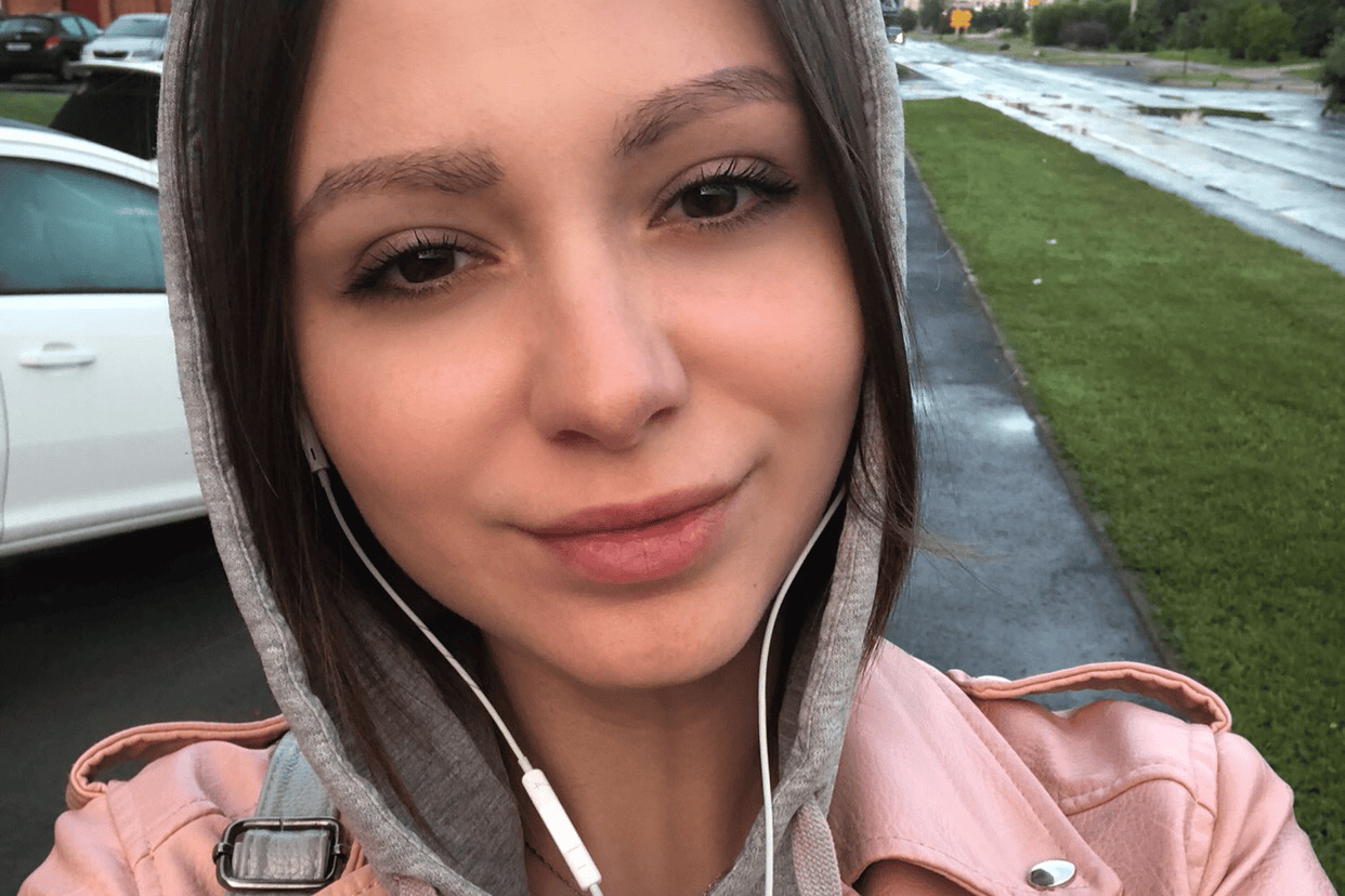 В момент ДТП Анастасия сидела на заднем сиденье белой «Лады» и не была пристёгнута ремнями безопасности В момент ДТП Анастасия сидела на заднем сиденье белой «Лады» и не была пристёгнута ремнями безопасности