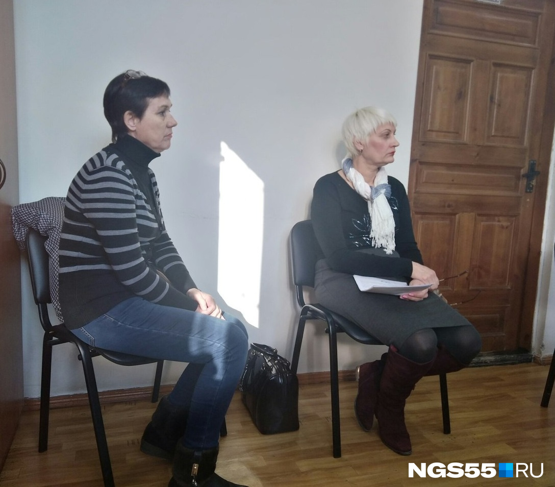 Бабушка четверых внуков (слева) и директор детского дома <nobr class="_">№ 4</nobr> Светлана Кохия Бабушка четверых внуков (слева) и директор детского дома <nobr class="_">№ 4</nobr> Светлана Кохия
