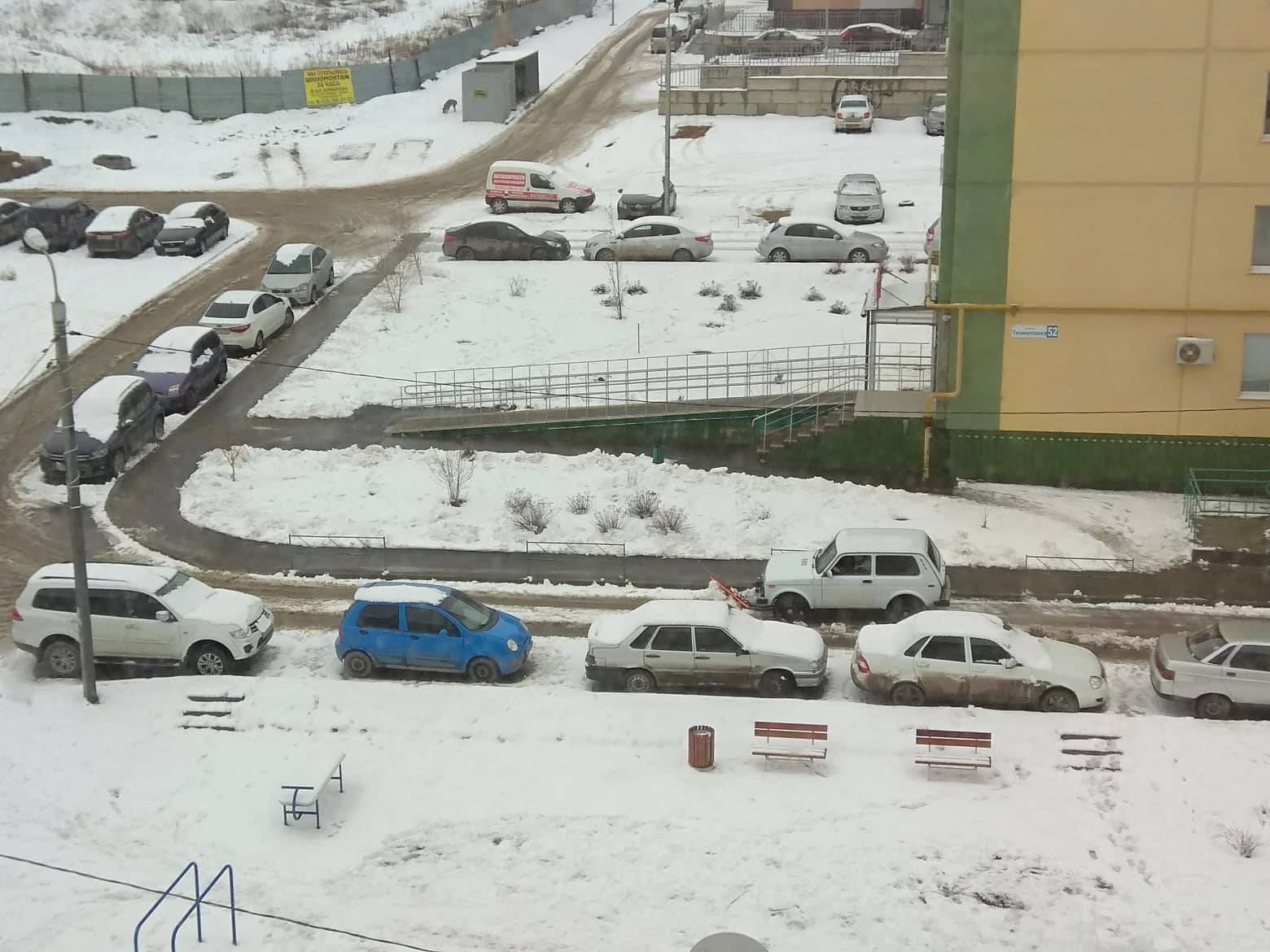 В качестве снегоуборочной техники в Советском районе используют отечественный внедорожник
