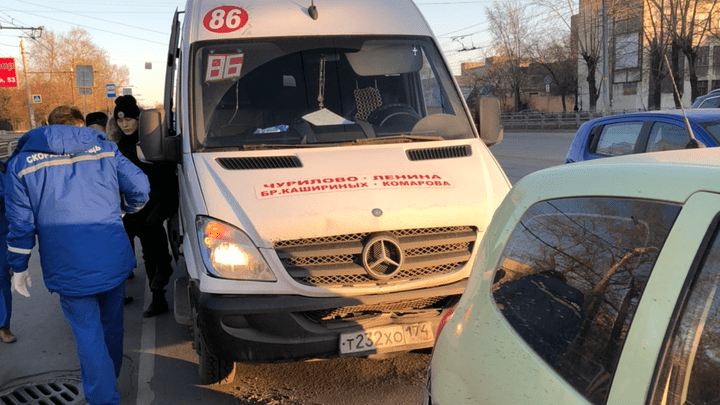 «На месте работают медики»: в Челябинске маршрутка с пассажирами попала в ДТП