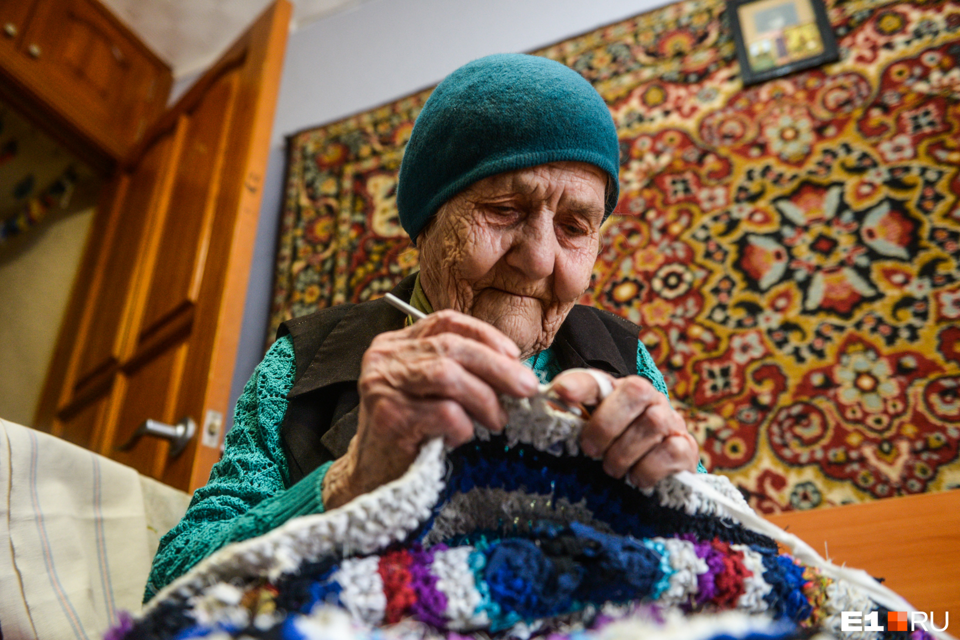 Бабушка исы. Бабушка с вязанием. Бабушки вязальщицы. Бабуля в вязаном платке. Фото бабушки.