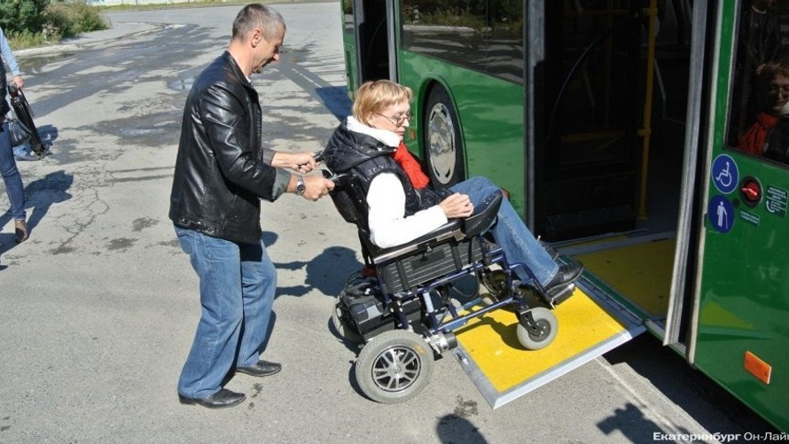 «Пожалуйста, не акцентируйте внимание на нас»: советы для тех, кто хочет помочь инвалиду в автобусе
