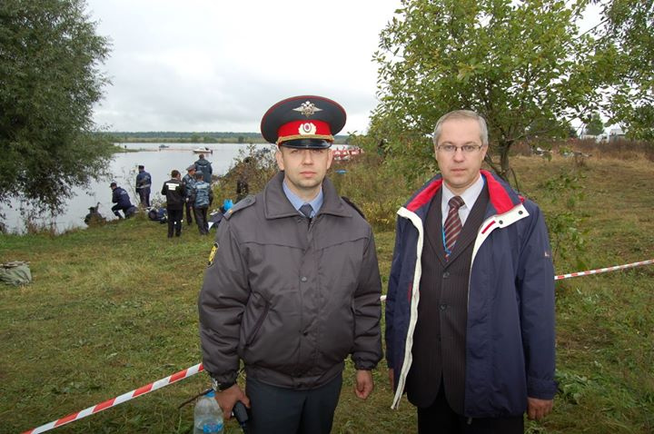 Александр Шиханов (справа) на месте катастрофы с тогдашним замкомандира ярославского ОМОН Владимиром Никулиным, который был координатором от УМВД на месте катастрофы.