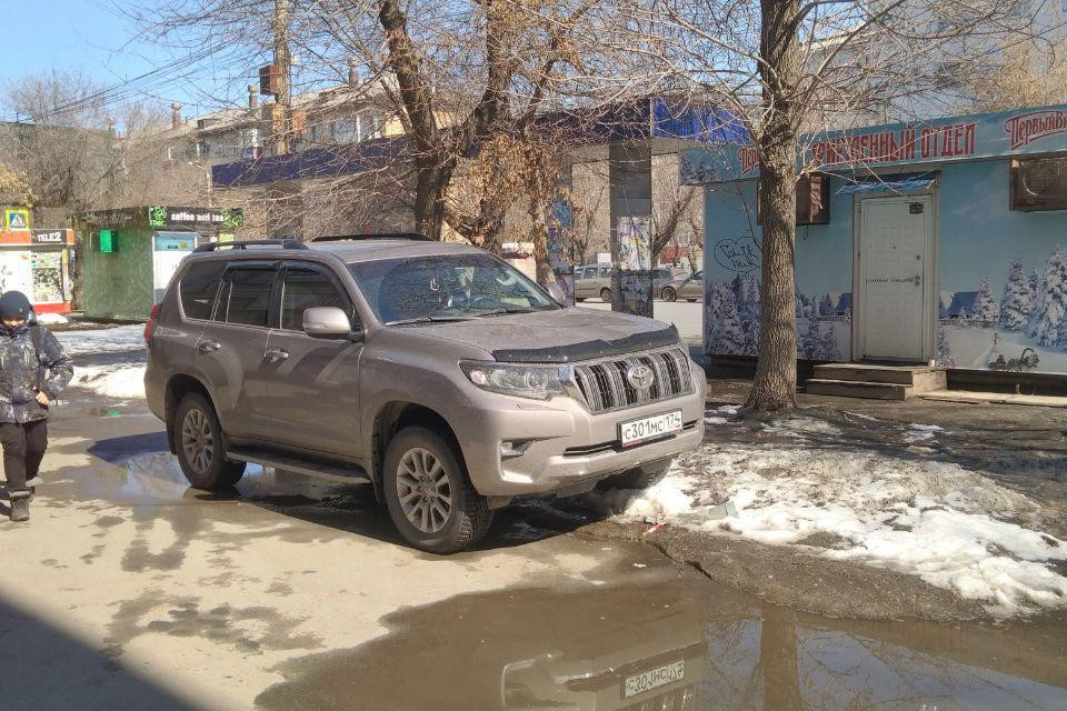 Ещё один LC Prado на тротуаре: по словам автора снимка, паркуется так регулярно Ещё один LC Prado на тротуаре: по словам автора снимка, паркуется так регулярно