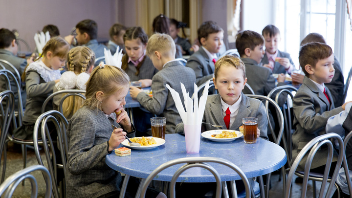 Родители больше не будут курьерами между чиновниками: как получить компенсацию за питание в школе