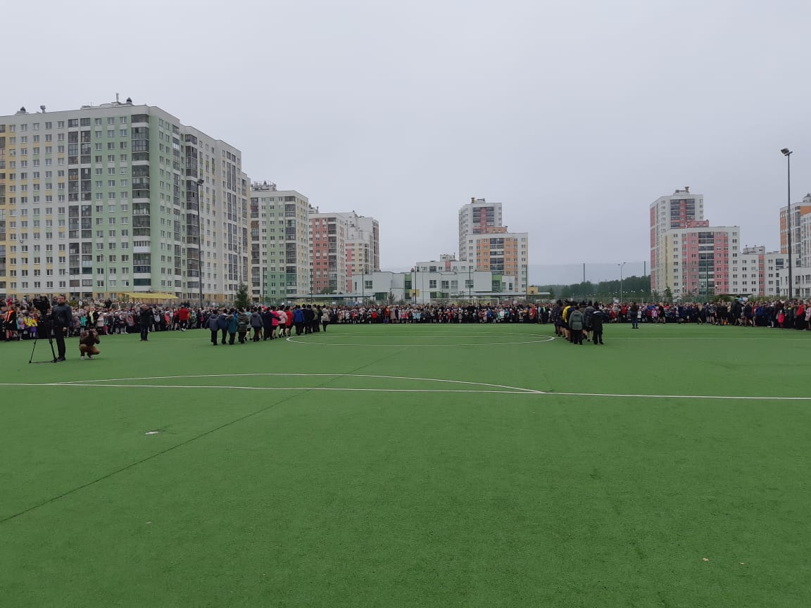Линейка в школе № 16 прошла на поле Линейка в школе № 16 прошла на поле