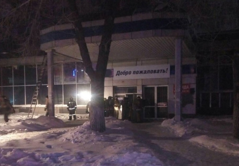 Из-за пожара пришлось эвакуировать более 60 жителей высотки, где также было задымление Из-за пожара пришлось эвакуировать более 60 жителей высотки, где также было задымление