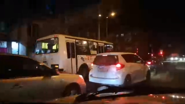 На Московской автобус лихо объехал пробку по встречке