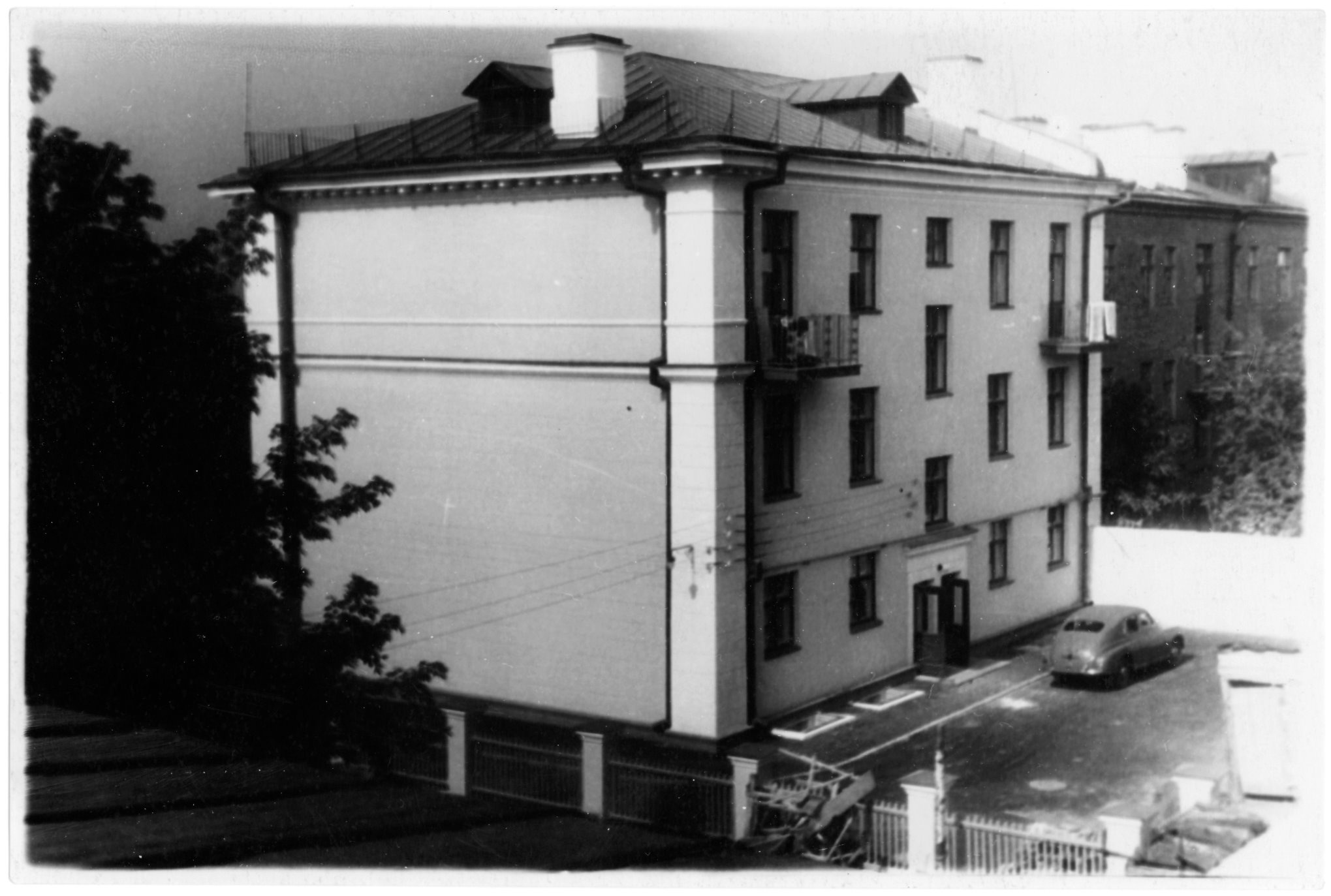 Дом № 50 на Степана Разина: чета Мочаловых вместе с детьми и матерями обоих супругов занимала здесь 4-комнатную квартиру на 3-м этаже