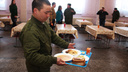 Чтобы не болели: новосибирских солдат начали кормить салом и чесноком