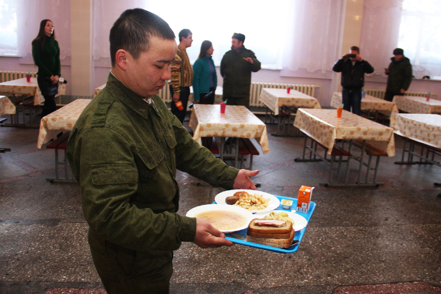 Новосибирских солдат начали кормить салом, луком и чесноком от простуды -  14 октября 2019 - НГС