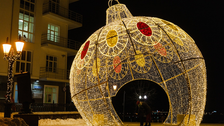 Большой шар, светящиеся улицы и треугольные ёлочки: смотрим, как украсили Пермь к Новому году