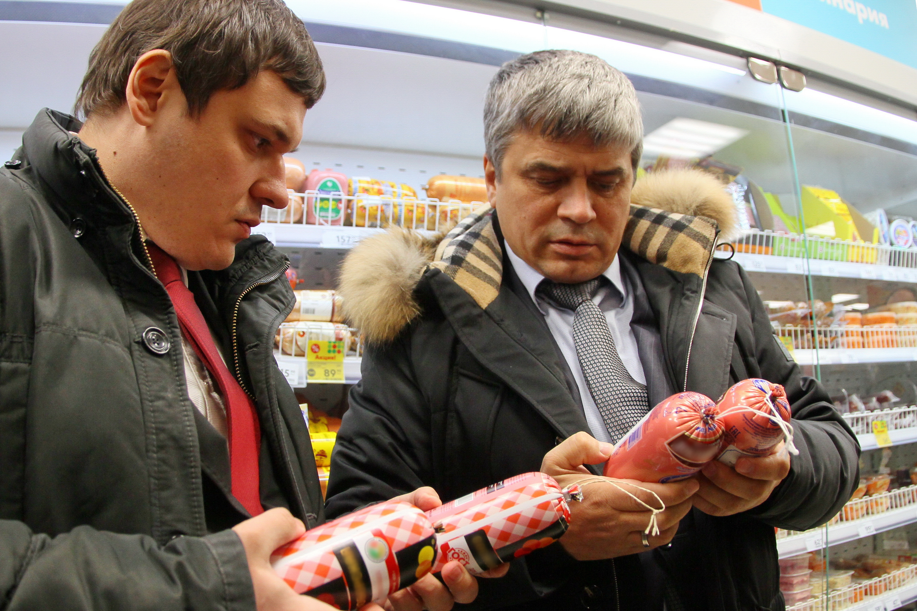 Участники рейда изучили и мясные изделия Участники рейда изучили и мясные изделия