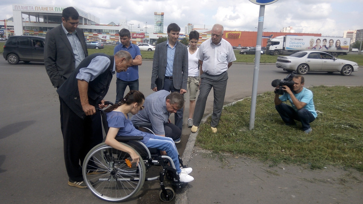 «Носом можно клюкнуть»: инвалиды-колясочники проверили тротуары у ТРЦ «Планета» и пришли в ужас