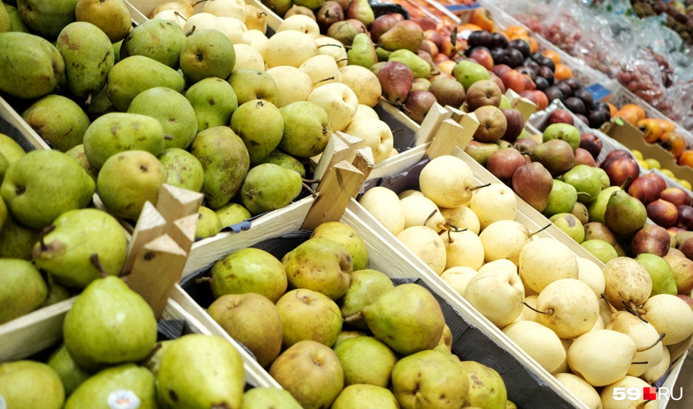 Сейчас в магазинах можно найти как местные, так и импортные овощи и фрукты