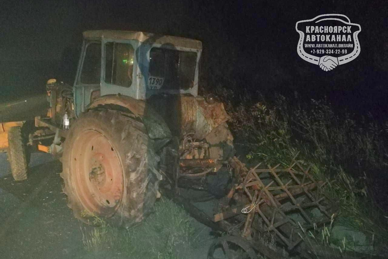 Волга» влетела в незаметный трактор на трассе под Красноярском - 16 июля  2018 - НГС24