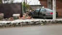 Утро добрым не бывает: в Ростове иномарка снесла забор частного дома