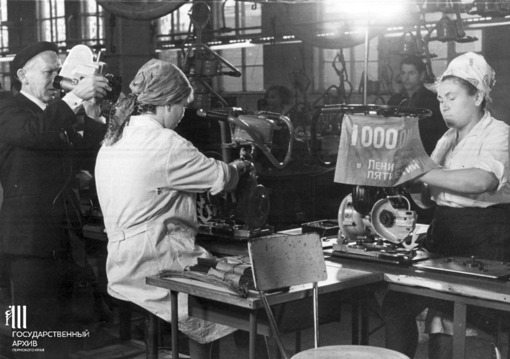 Сборка миллионной пилы «Дружба» в цехе № 20, 1970 год Сборка миллионной пилы «Дружба» в цехе № 20, 1970 год
