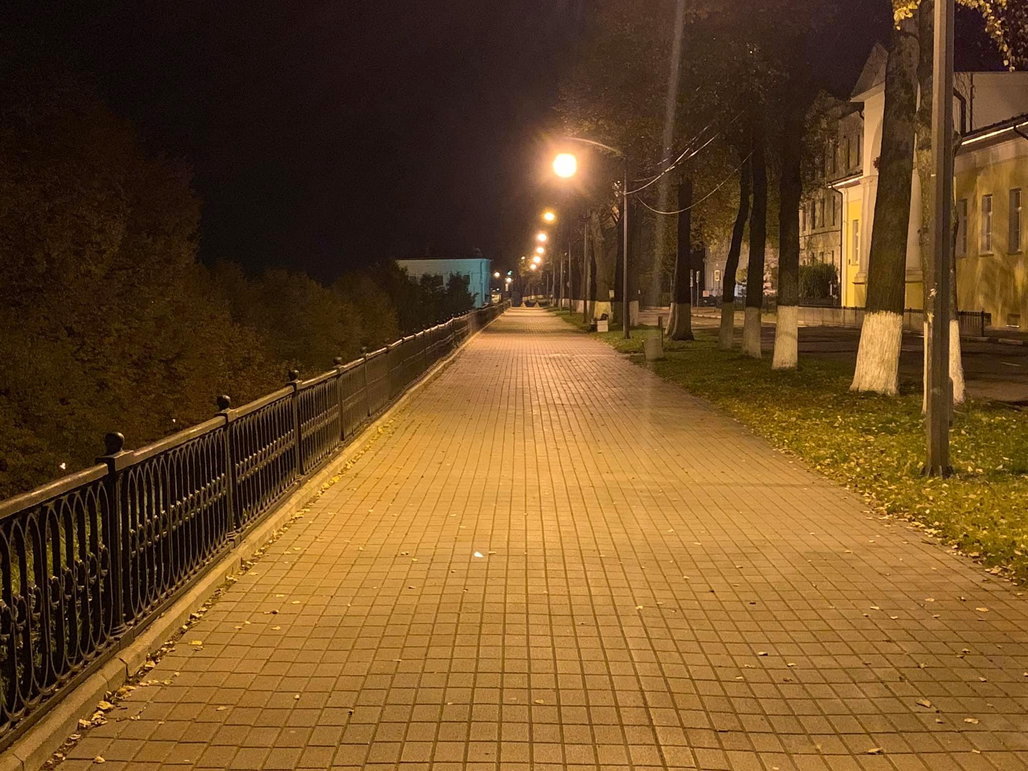 Прогулки на свежем воздухе. Полчаса прогулки. Гулять в парке. Девушка горы лес. Ходите по тропинкам.