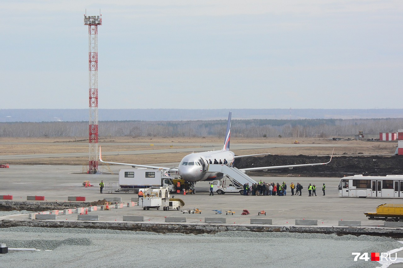 Пока альтернатив нет, пассажиры ждут посадки в самолет на лётном поле. Это особенно критично, когда летишь из зимы в лето