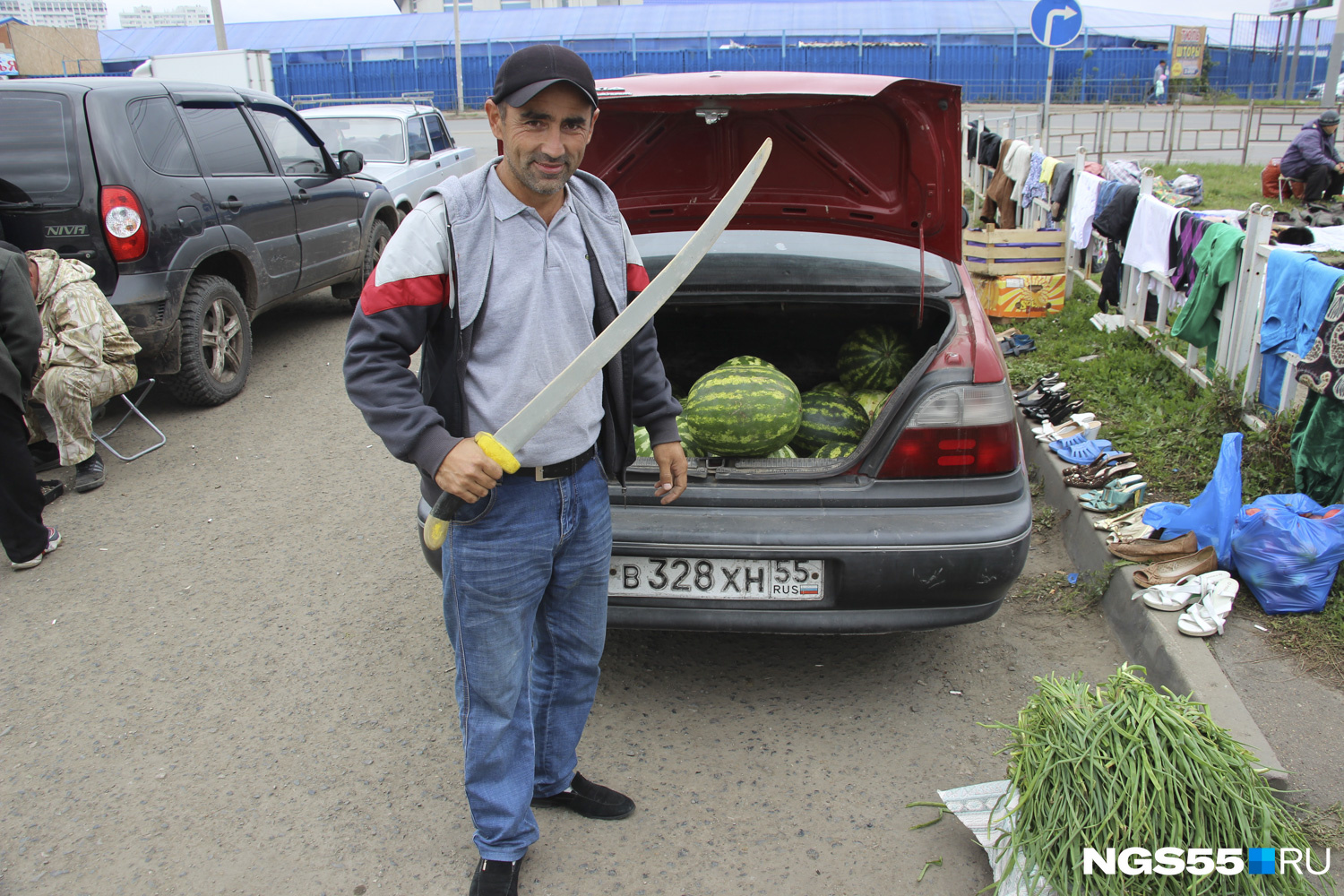 Барахолка омская область. Омская барахолка. Космонавт торгует на рынке.